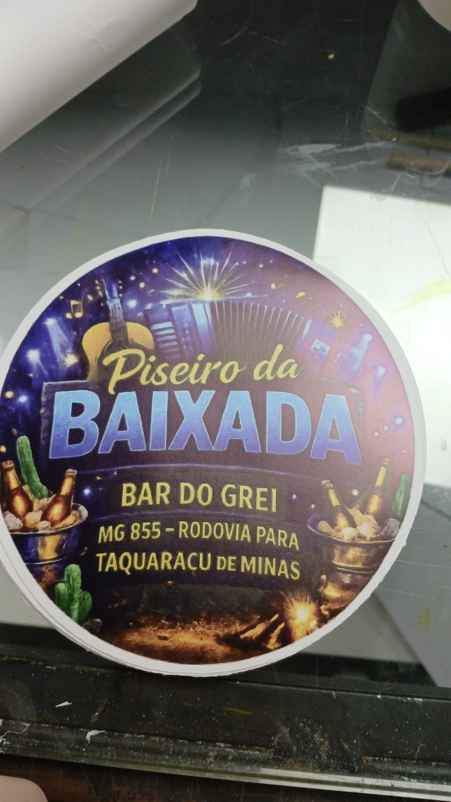 Adesivo redondo com recorte de contorno para bar
