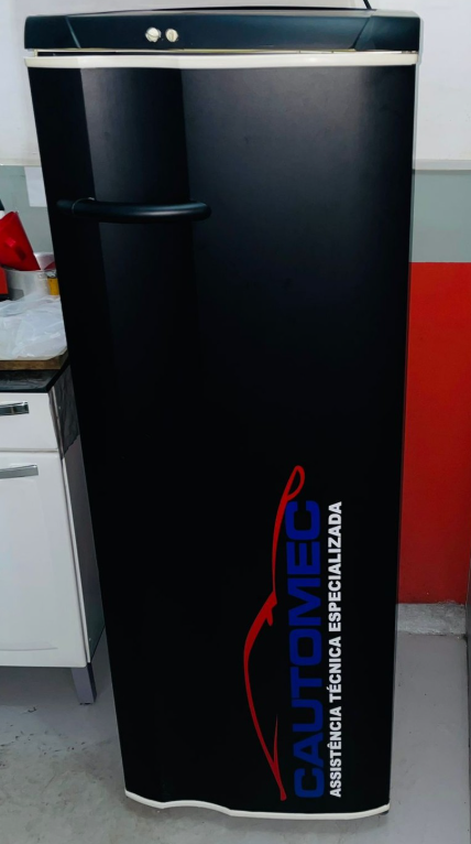 Adesivo personalizado aplicado em geladeira