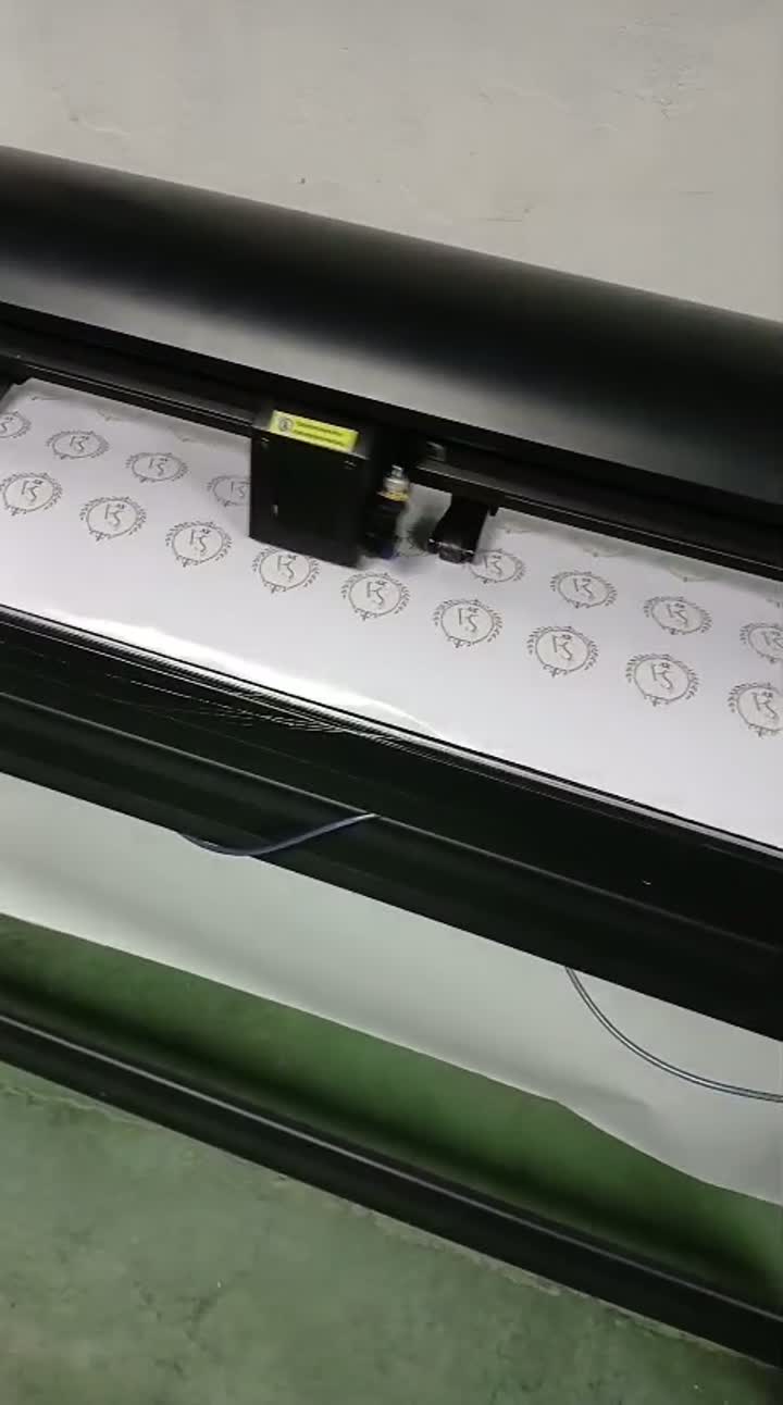 Recorte eletrônico no plotter — produção real da Artcs Gráfica