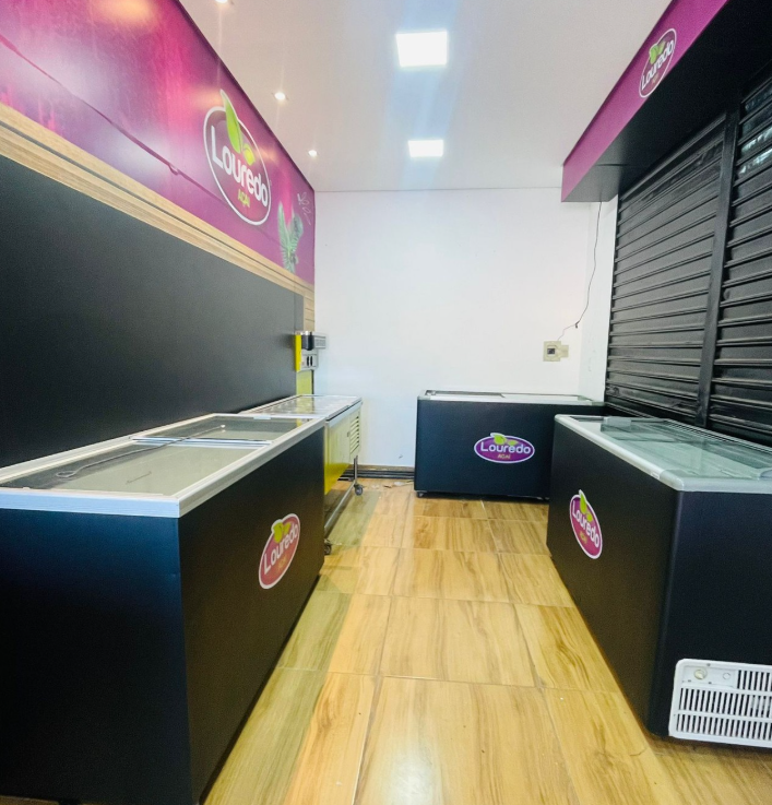 Plotagem de parede e freezers em loja