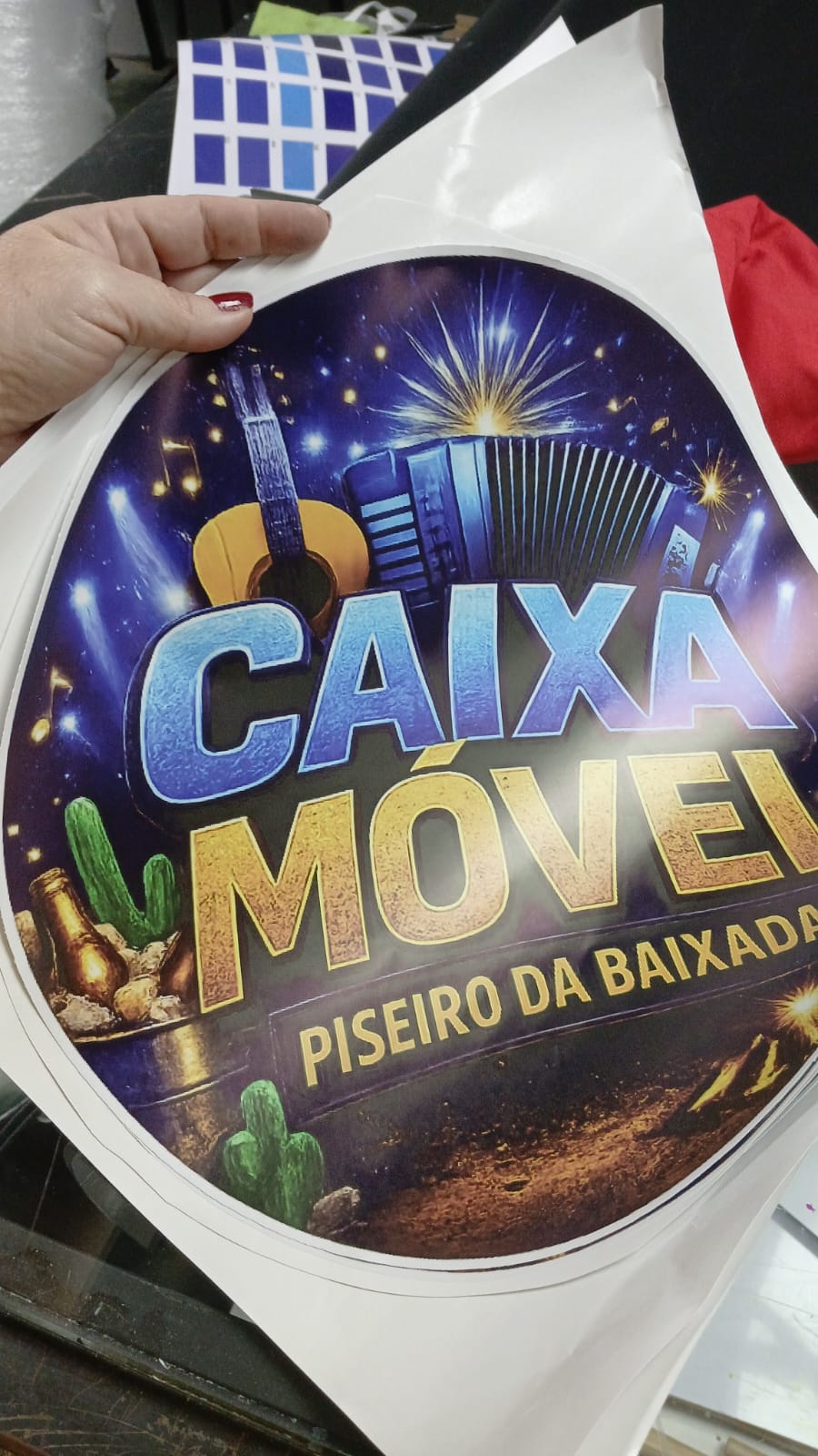 Adesivo recortado em vinil para caixa de som móvel
