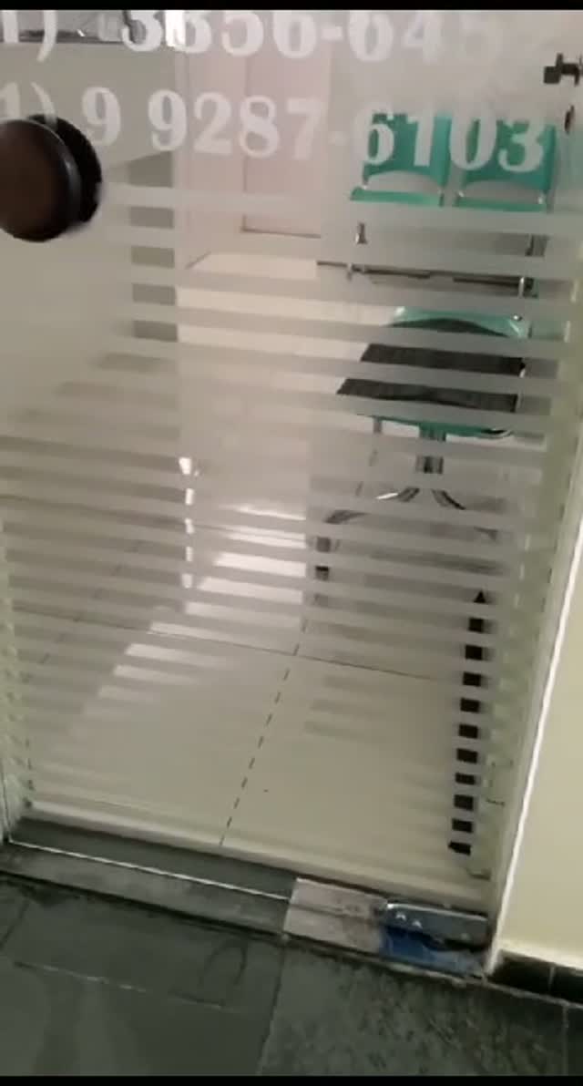 Porta com adesivo jateado — produção real da Artcs Gráfica