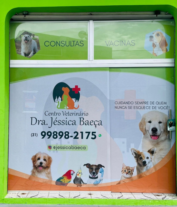 Adesivo microperfurado aplicado em porta de clínica veterinária