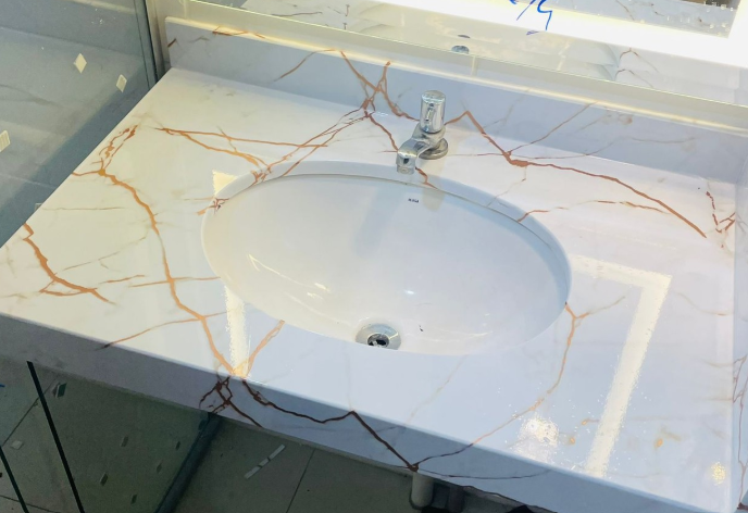 Adesivo decorativo aplicado em bancada de pia