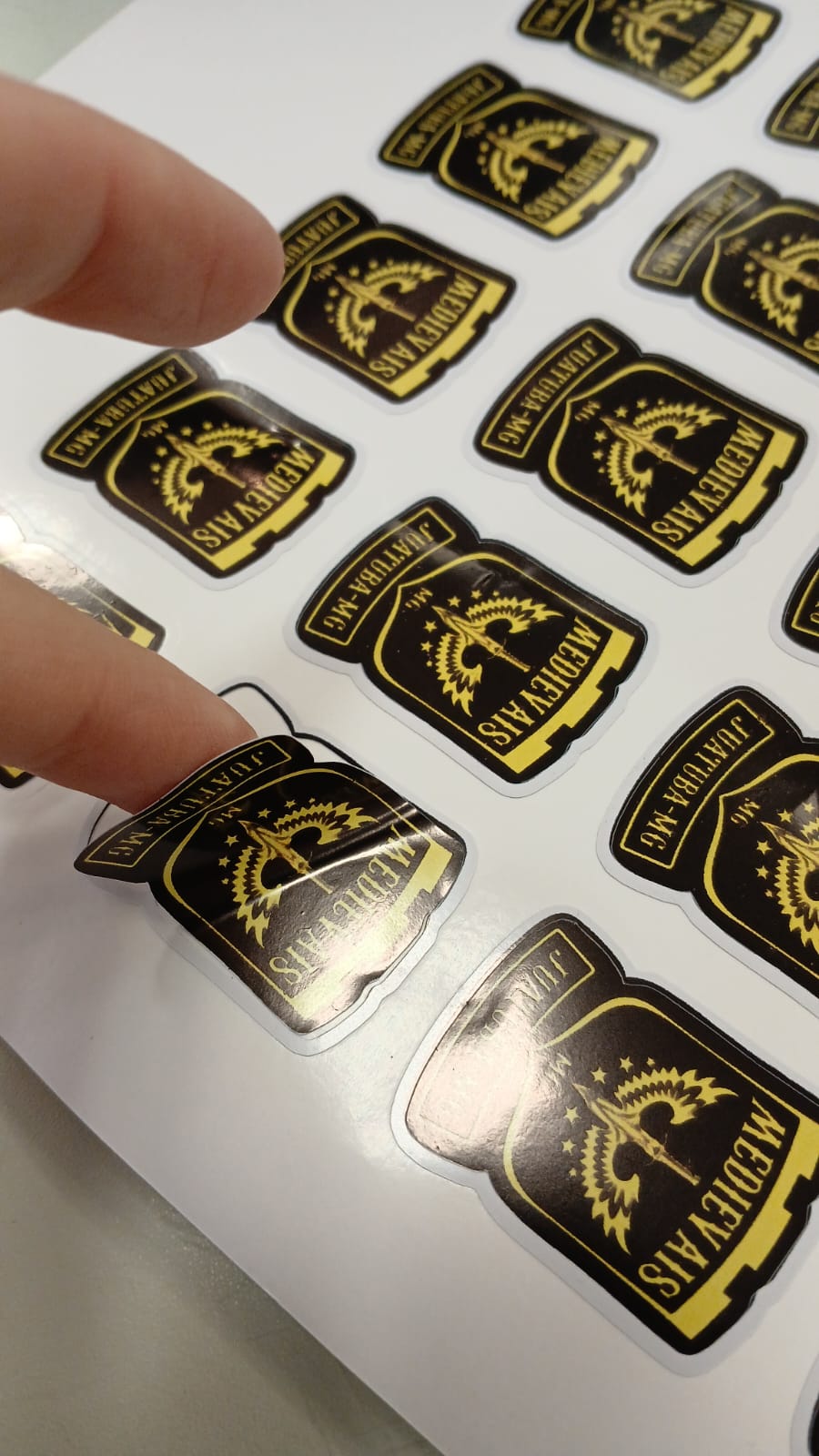 Adesivos com detalhes dourados e recorte especial