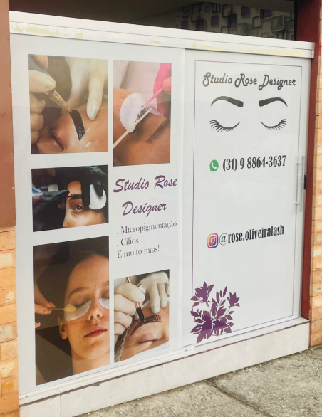 Adesivo microperfurado em porta de vidro de studio de beleza